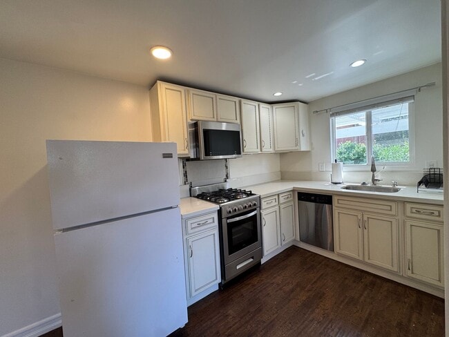 Building Photo - 2137 Glenada Ave