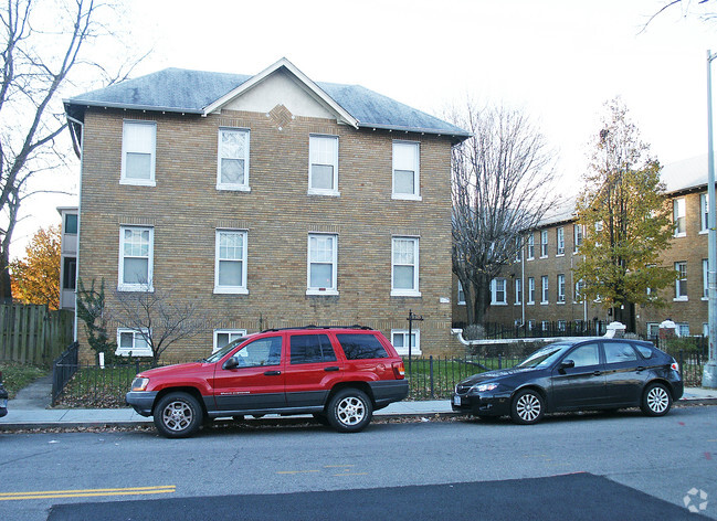 Building Photo - 410 Cedar St NW