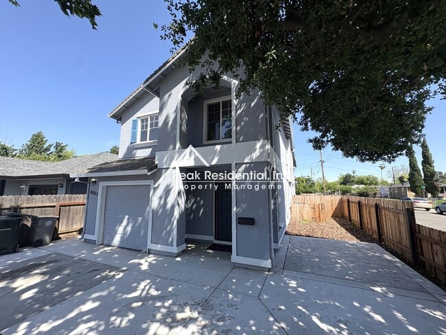 Photo - Great 4 Bd/2.5Ba Duplex with 1 Car Garage! House