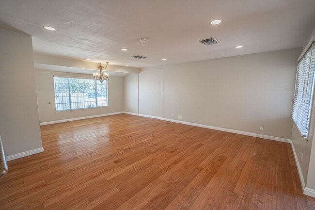 Foto del edificio - Charming 3-Bedroom Home for Rent in La Crescenta!