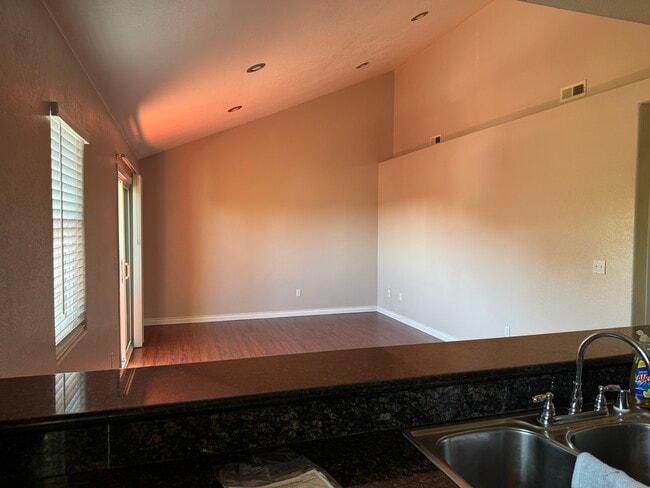 Living/Dining room with balcony - 4210 Thorn St