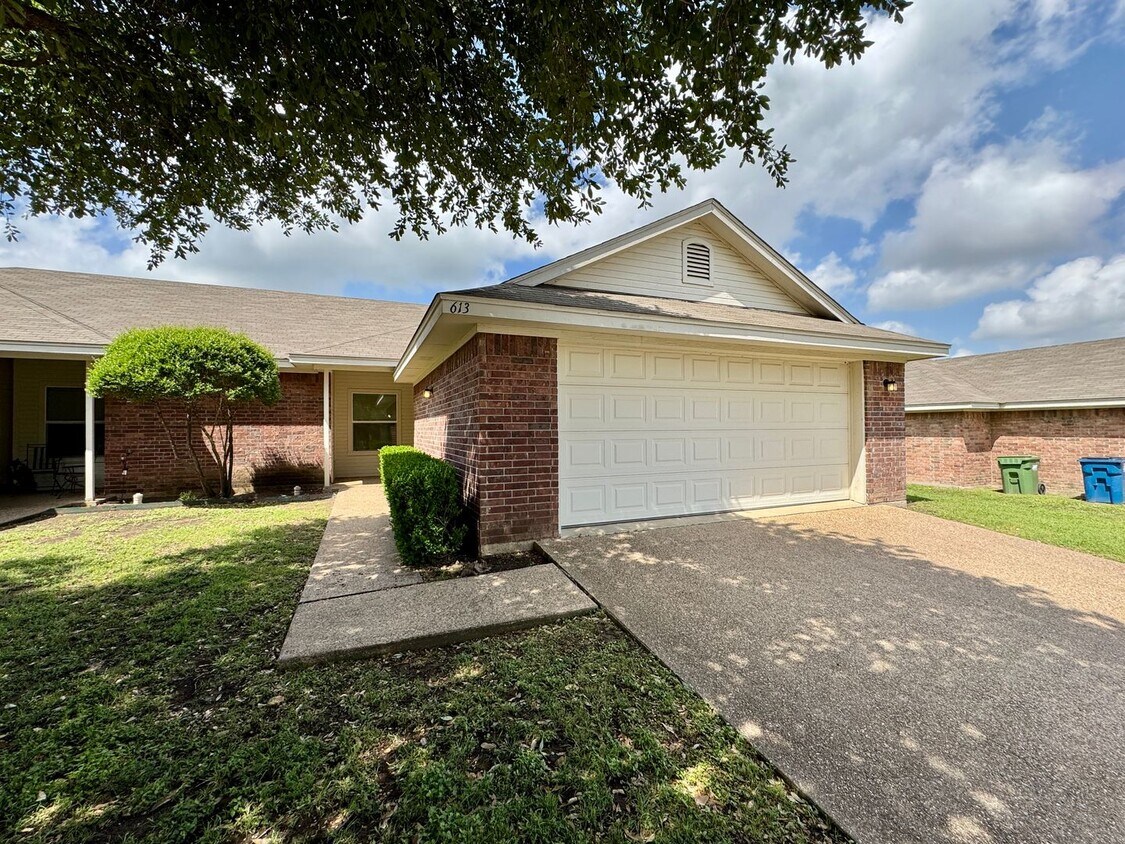 Primary Photo - 3BR / 2BA Duplex in Hewitt, Texas | Midway...