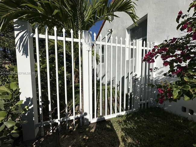 Building Photo - 510 Boabadilla St