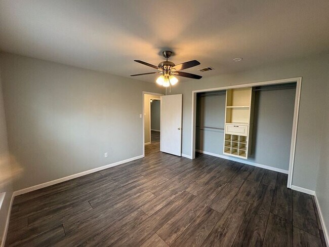 Foto del edificio - 400 Lakeside Dr