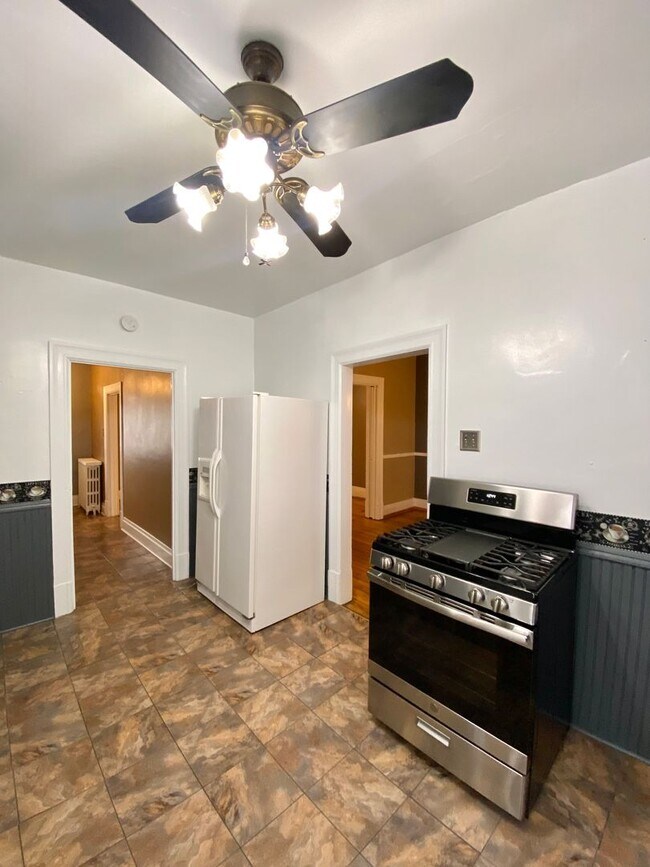 Building Photo - Spacious 3 Bed, 1 Bath Home Available Dece...