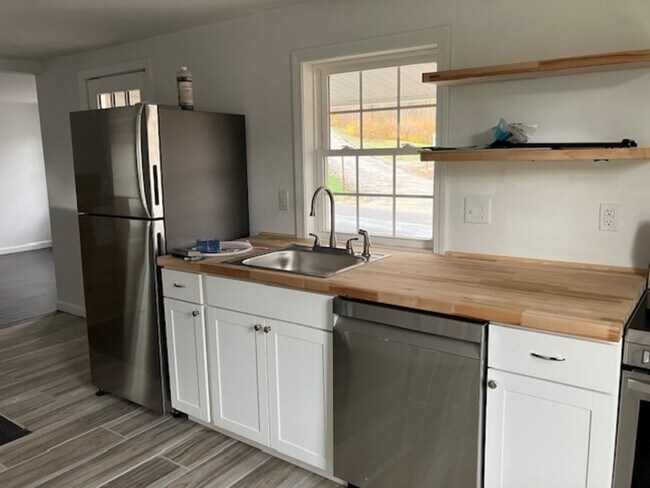 Foto del edificio - 21 E Lake Rd