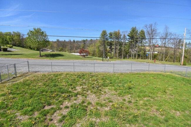 Building Photo - Two Bedroom Updated Mobile Home with Fenced Yard!