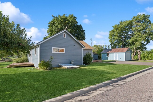 Building Photo - Charming 2 bedroom, 1 bath house