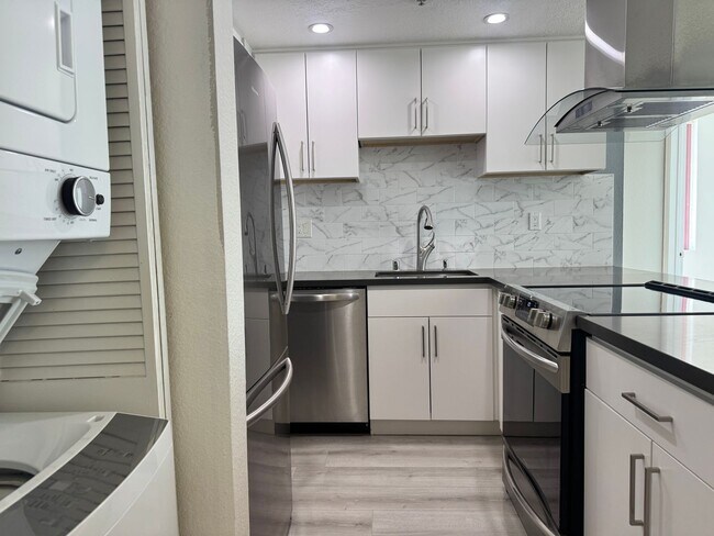 Foto del edificio - Newly Remodeled 1 Bed, 1 Bath Condo with O...