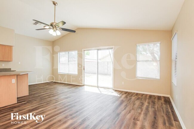 Foto del edificio - 15615 W Watkins St