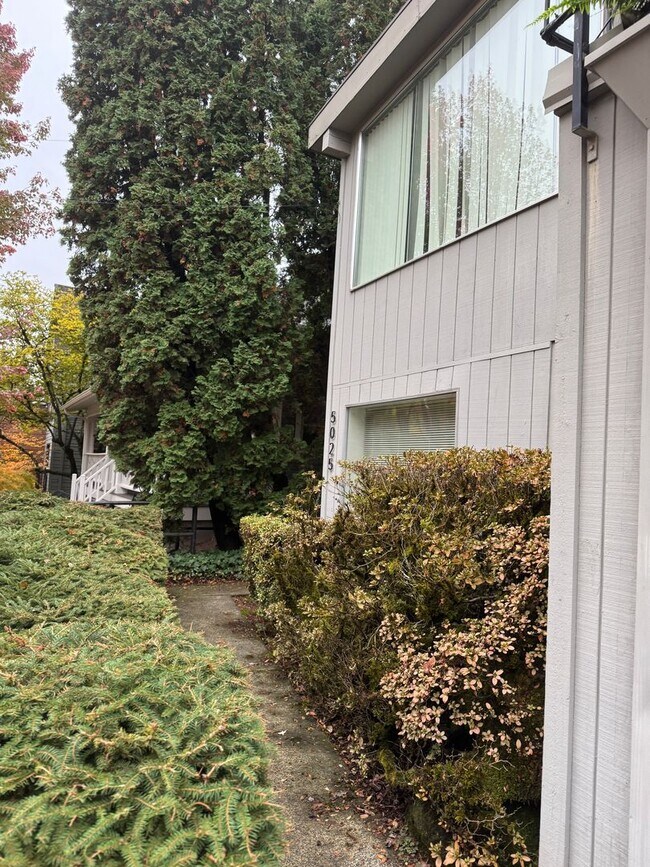 Foto del edificio - Spacious ground level 1br/1ba Apt with attached garage and washer/dryer in unit