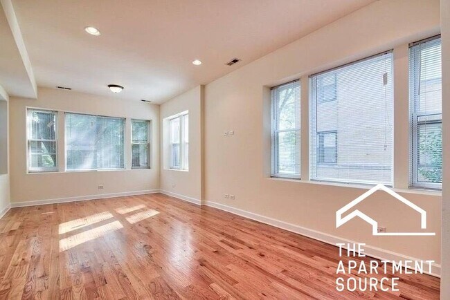 Building Photo - 3354 W Wilson Ave