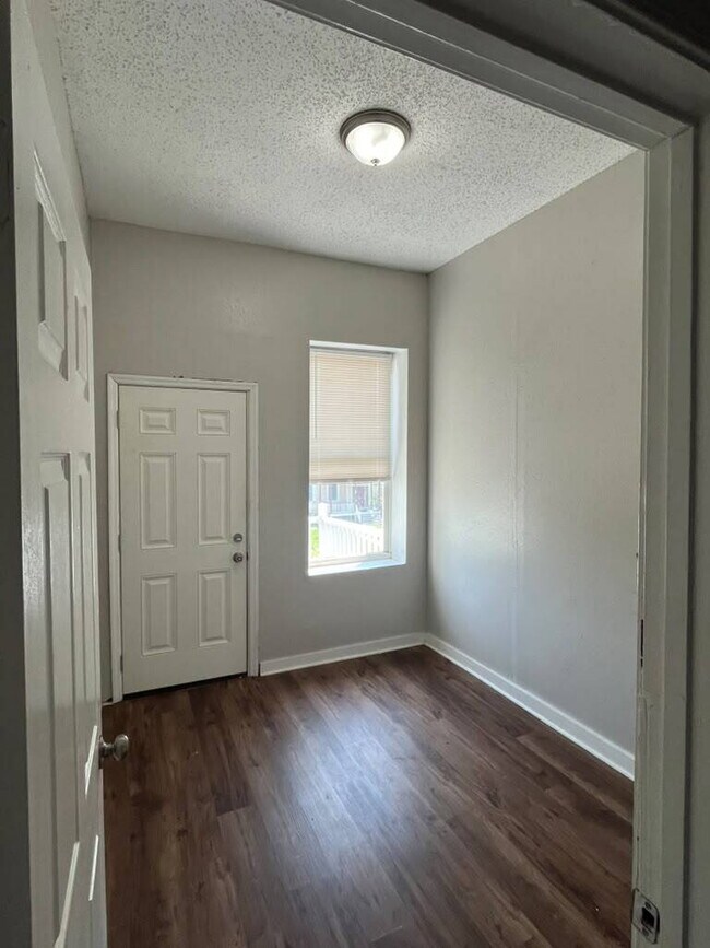 Building Photo - "Charming 4-Bed Duplex in St. Louis City 2nd Floor with Granite Countertops & Gleaming Hardwood F...