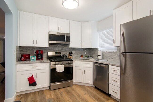 Building Photo - 233 C Ave