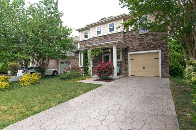 Building Photo - Beautiful 4 Bedroom Home in the Desirable ...