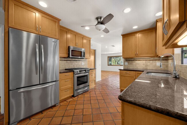 Building Photo - Adorable 3 Bed / 2 Bath Home w/ Detached 2 Car Garage