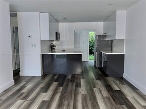 Building Photo - 2113 W 5th Ave