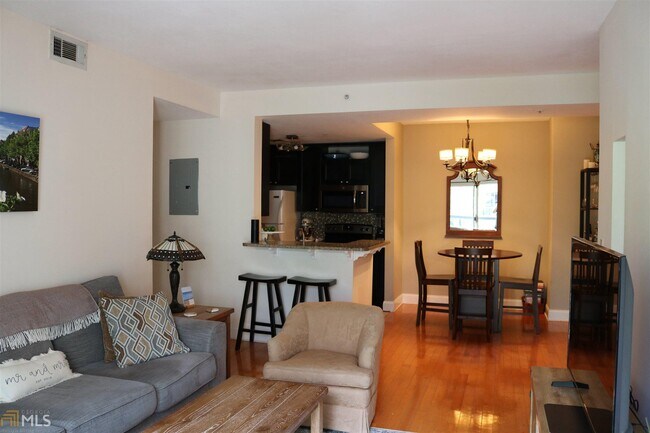 Foto del edificio - 1074 Peachtree Walk NE