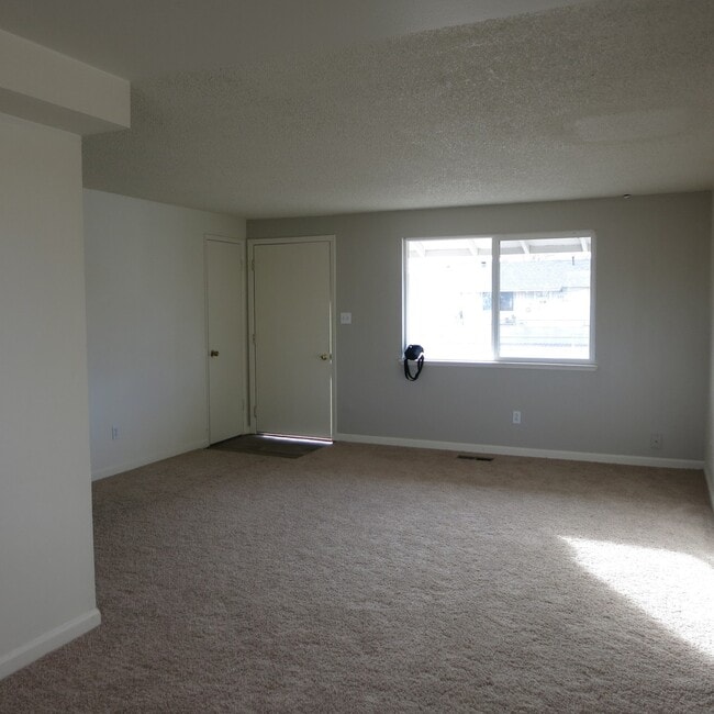 Building Photo - Cozy 4 bedroom House