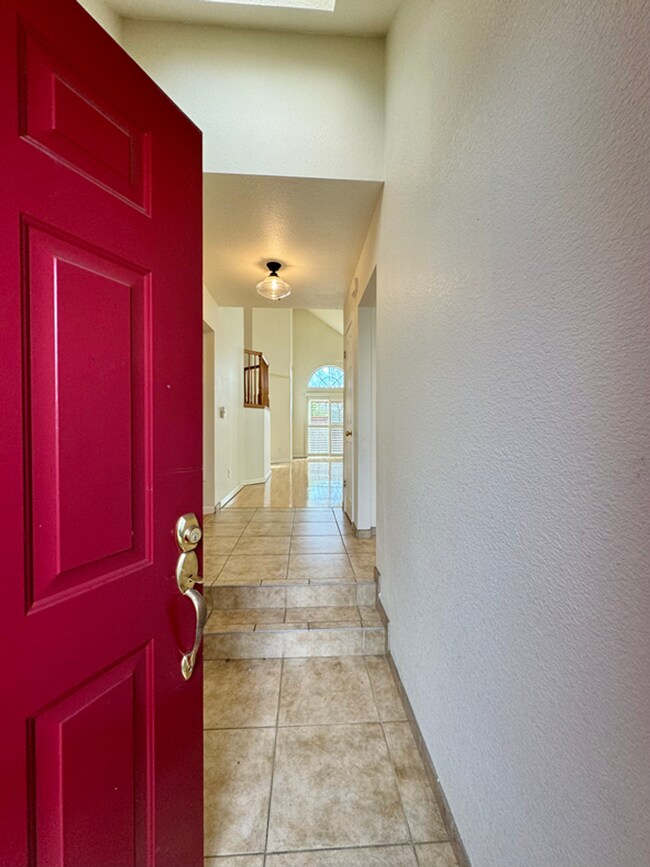 Building Photo - Centrally Located Three Bedroom Napa Home