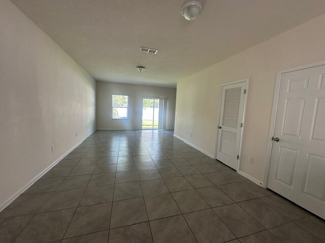 Foto del edificio - Modern 3 Bedroom Townhome Near River City Marketplace