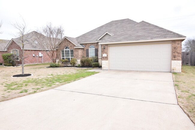 Building Photo - 1231 Neuberry Cliffe