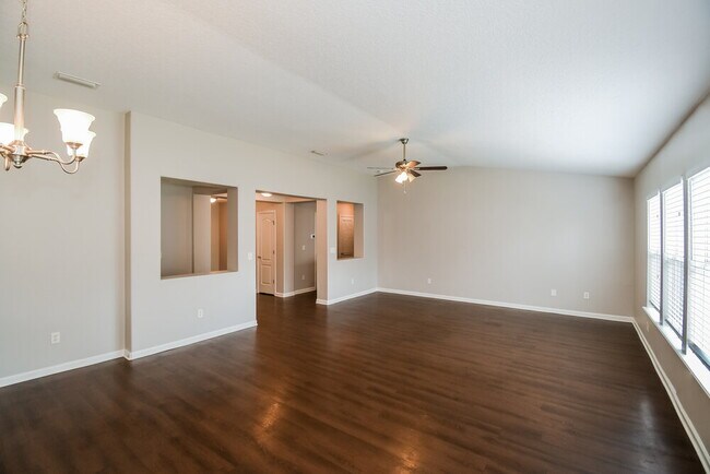 Foto del edificio - 2267 Brian Lakes Dr E