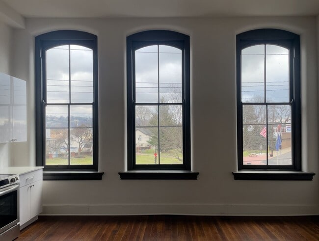 Building Photo - Historic Modern Apartment