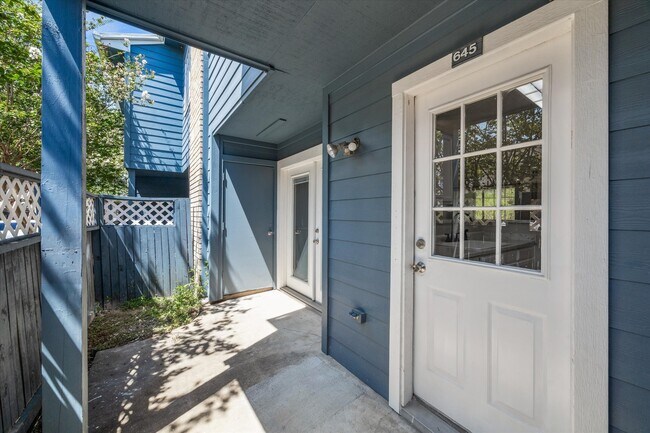 Building Photo - 2323 Fairwind Rd