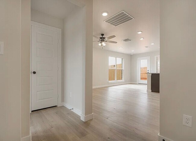 Foto del edificio - 3 bed 2 bath now available in Frenship west