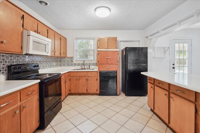 Building Photo - 3-Bedroom Home in Savannah – Prime Location!