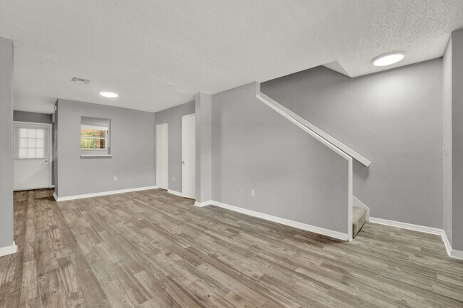 Building Photo - ***Cute 2 Bedroom Apartment in Orange City***