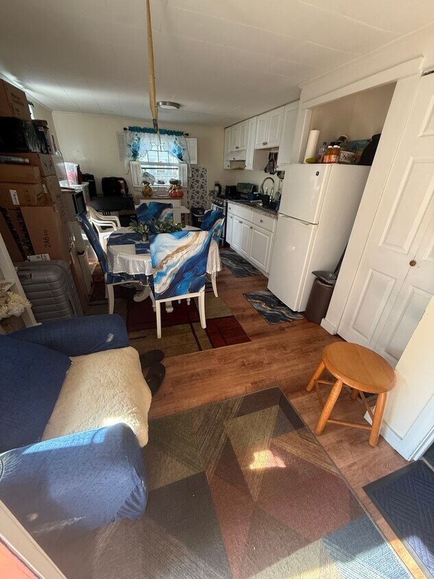 Foto del edificio - First Floor apartment in two family home. Hyannis