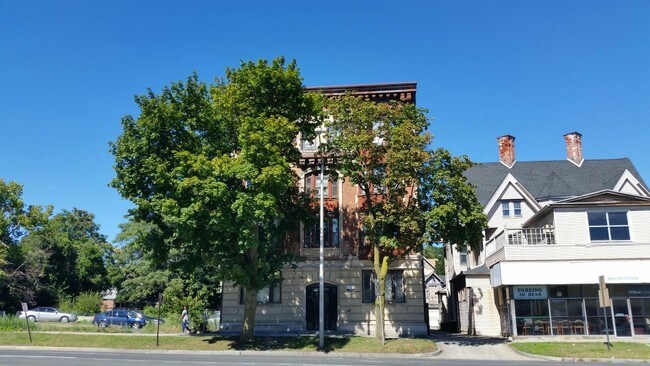 Foto del edificio - 292 W Main St