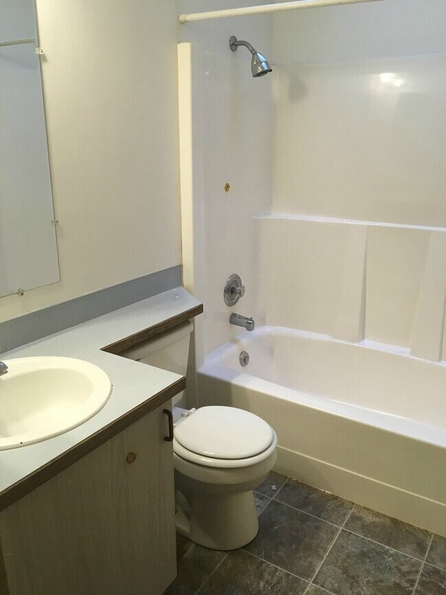 Foto del edificio - 2bdr 2bath duplex Mid Tacoma w/ one car garage