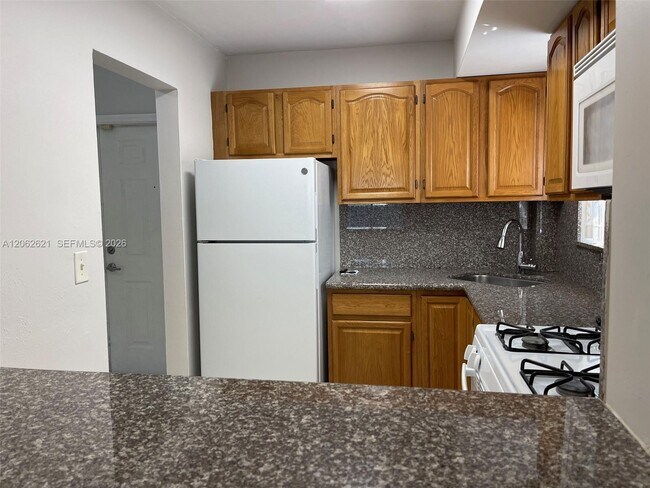 Foto del edificio - 6703 N Kendall Dr