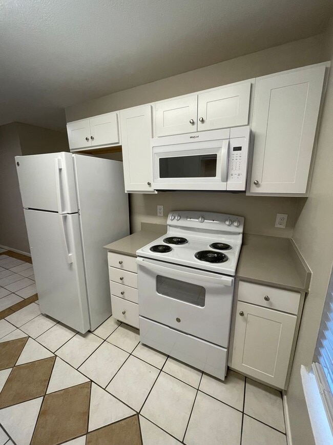 Building Photo - 825 San Saba Dr