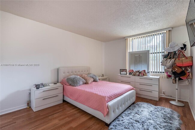 Foto del edificio - 14301 N Kendall Dr