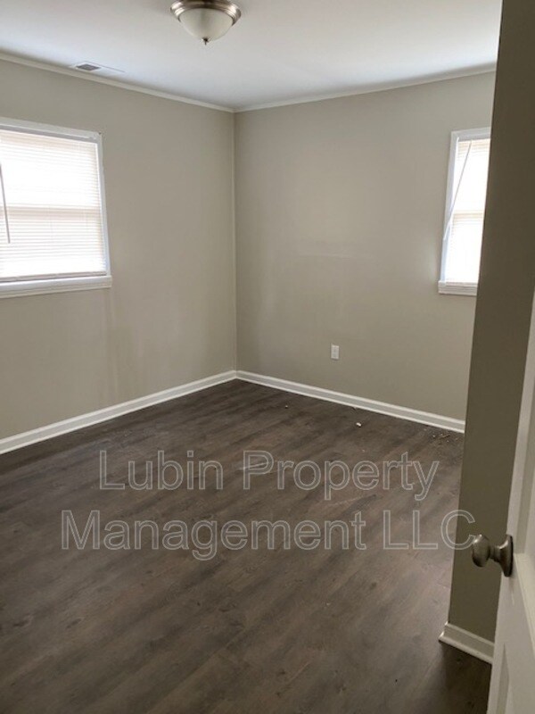 Building Photo - 989 Restbrook Ave