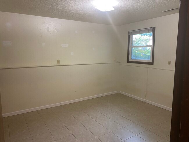 Building Photo - 1307 Iowa Cir