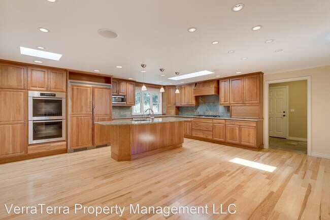 Foto del edificio - 5 br, 3 bath House - 2210 95th Ave. NE.