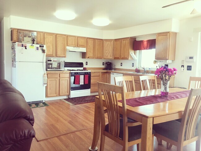 Foto del edificio - Centrally located 3 bed/2 bath Ranch style home with large oversized heated garage.