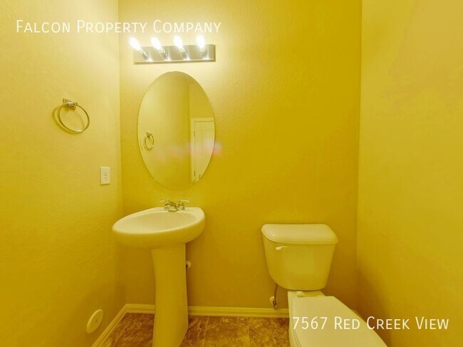 Building Photo - Charming Townhome - Half Off First Month's...