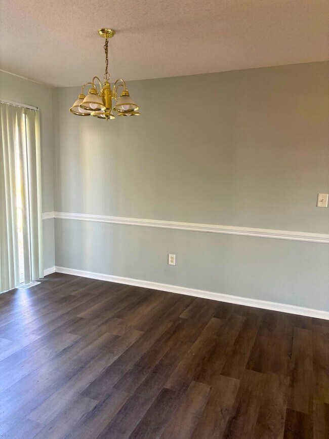 Foto del edificio - 3-Bedroom Home in safe neighborhood - Pets...