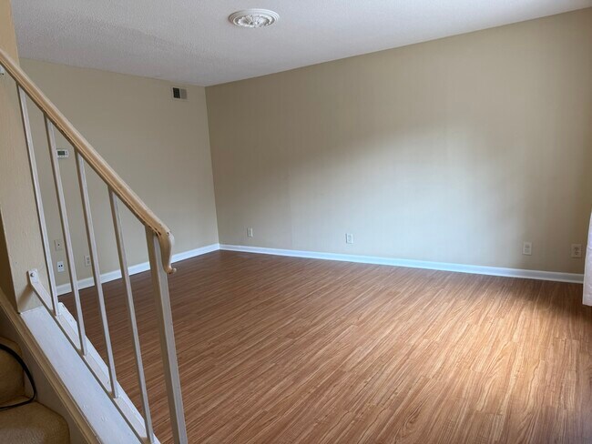 Sala de estar con pisos nuevos de vinilo de lujo. - 1705 Grays Inn Rd