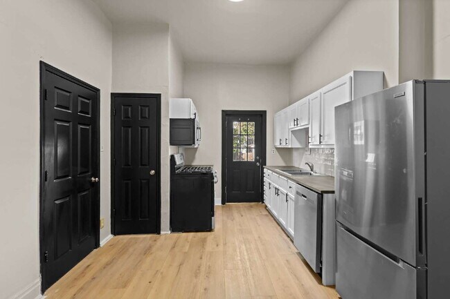 Foto del edificio - For Rent: Spacious 4 Bedroom Home in South...