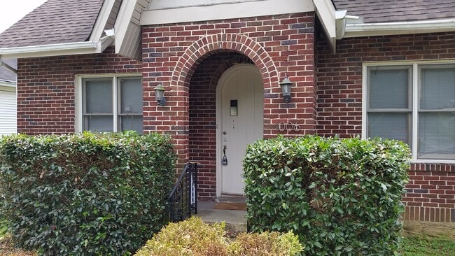 Building Photo - 1006 McMahan Ave