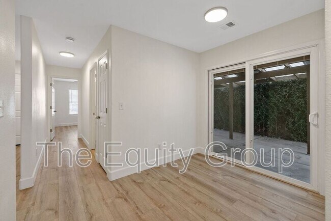 Foto del edificio - 3835 E Oak Ave