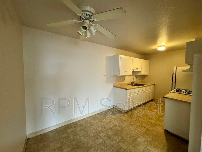 Building Photo - 4552 Ashcroft Ave