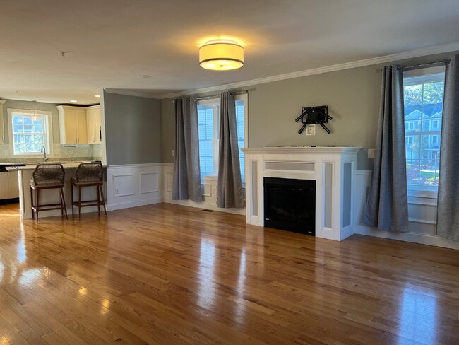 Building Photo - Gorgeous and newly renovated townhouse-sty...
